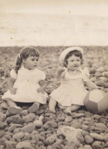 1963, Vallehermoso (Santa Cruz de Tenerife). Donada por Francisco Izquierdo Morales. "Mi hermana con una prima en La playa. Vallehermoso (Gomera), 1963"