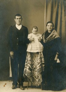 Retrato de estudio de Felix, Aurelia y su hijo Aníbal en León [189-] Conservador doméstico: Mª Luisa Fernández Gago 