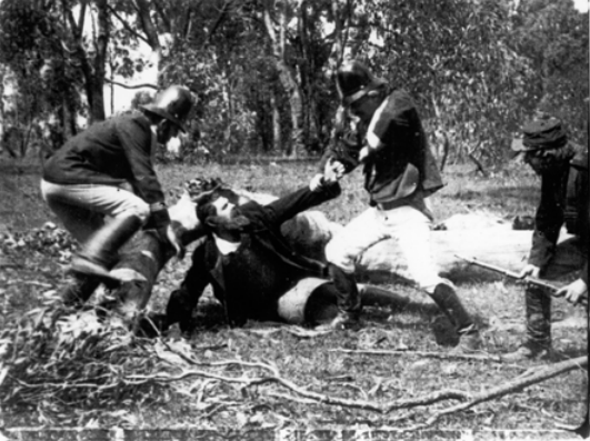 Detención de Kelly por tres agentes. © National Film and Sound Archive, Camberra, Australia (Archivo Nacional Audiovisual de Australia, consultado en: http://www.nfsa.gov.au/)
