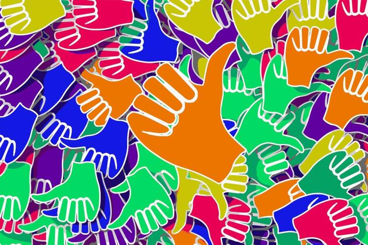 Ilustración de manos con el pulgar arriba mostrando "me gusta"